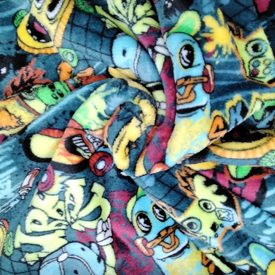 Wellnessfleece mit buntem Skatermuster