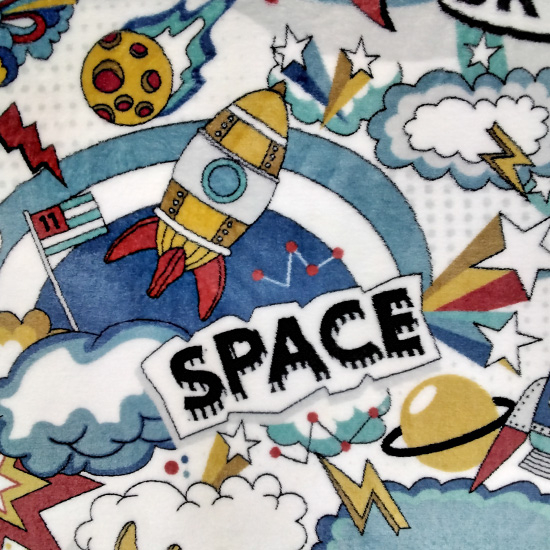 Wellnessfleece mit buntem Weltraummuster mit Raketen