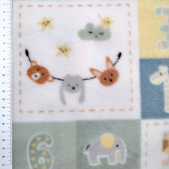 Wellnessfleece mit bunten Tieren, Quadraten und Zahlen gemustert