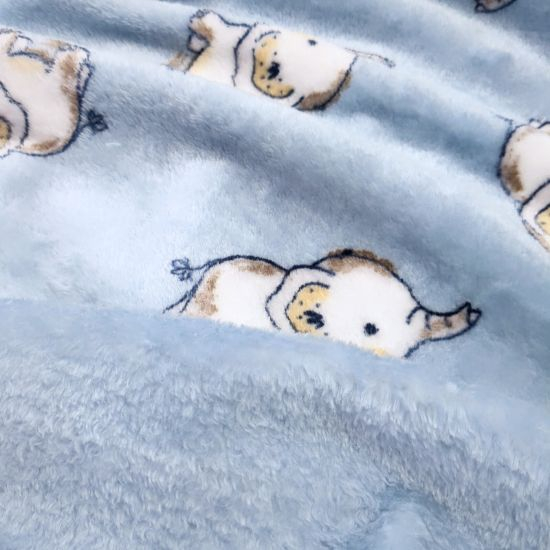 Kuscheliger Wellnessfleece in hellblau mit Baby Elefanten gemustert