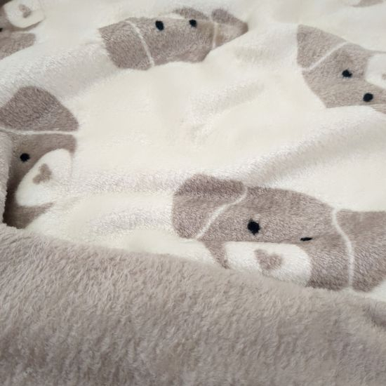 Kuscheliger Wellnessfleece in sand mit süßen Hunden gemustert