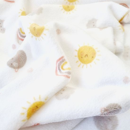 Kuscheliger Wellnessfleece mit Regenbögen, Sonnen und Wolken gemustert