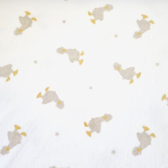 Kuscheliger Wellnessfleece mit niedlichen Enten gemustert