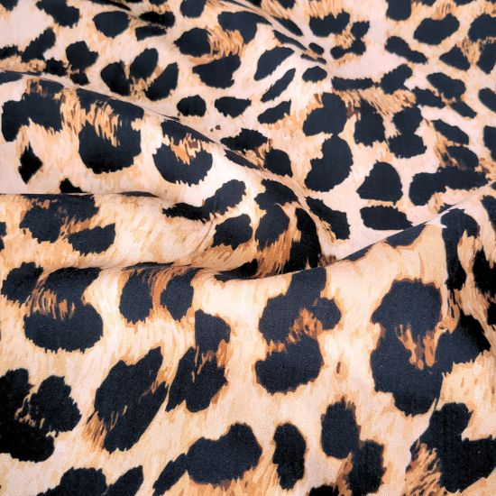 Weiche luftige Viskose in Beige-Tönen mit Leoprint.