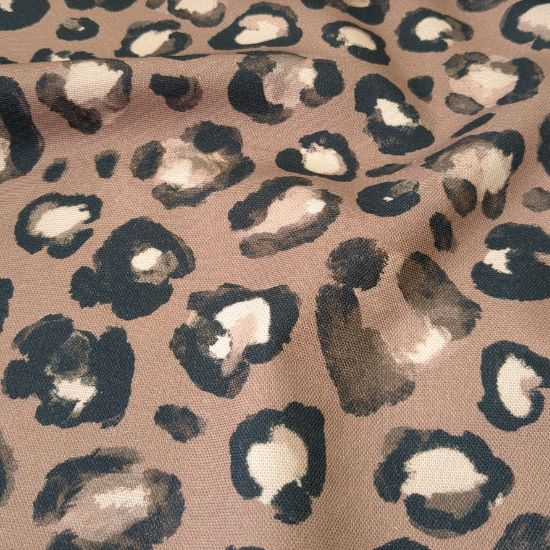 Robuster, fester Canvas in Nougat mit Leoprint gemustert