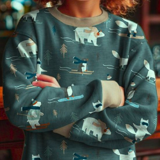 Weicher French Terry in jadeblau mit skifahrenden Eisbären und Pinguinen gemustert