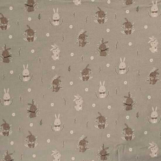 Kuschelweicher Jersey in taupe mit kleinen Winterhasen gemustert