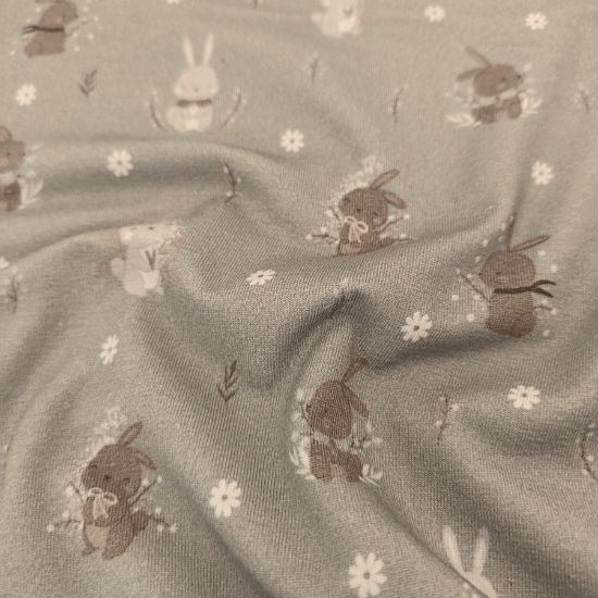 Kuschelweicher Jersey in taupe mit kleinen Winterhasen gemustert
