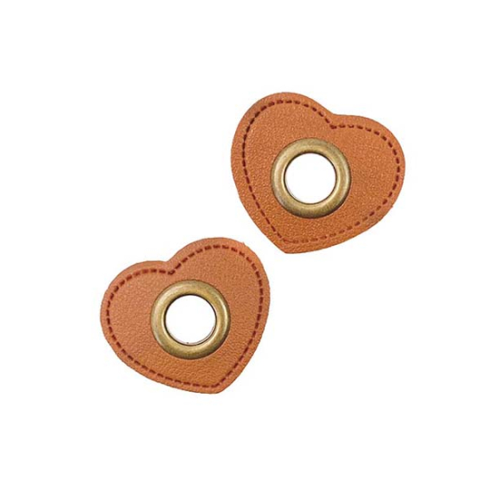 Vier braune Ösenpatches aus Kunstleder in Herzform mit Durchmesser von 8mm.