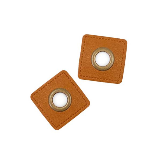 Vier braune Ösenpatches aus Kunstleder in Quadratform mit Durchmesser von 8mm.