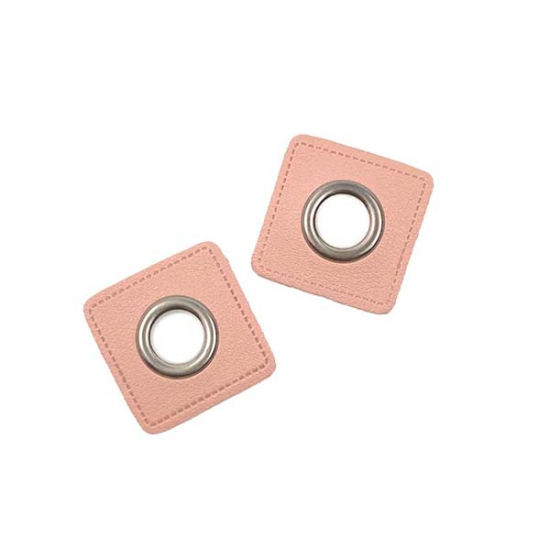 Vier rosane Ösenpatches aus Kunstleder in Quadratform mit Durchmesser von 8mm.