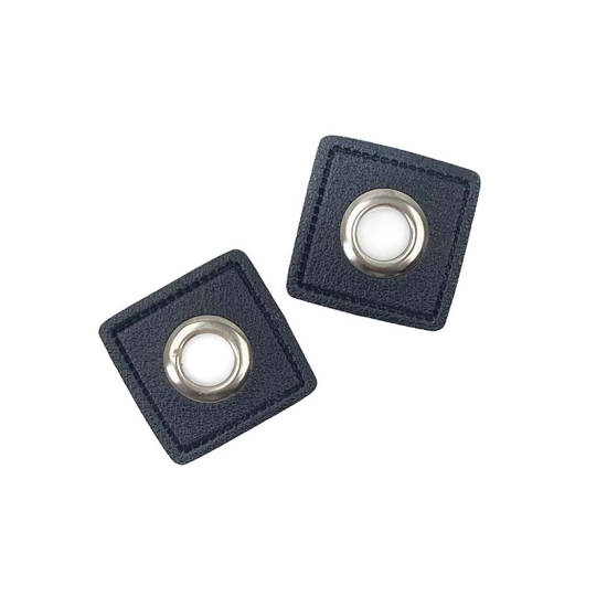 Vier schwarze Ösenpatches aus Kunstleder in Quadratform mit Durchmesser von 8mm.