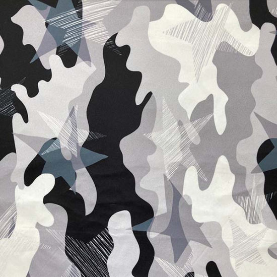 Outdoorstoff in grau mit einem Camouflagemuster.