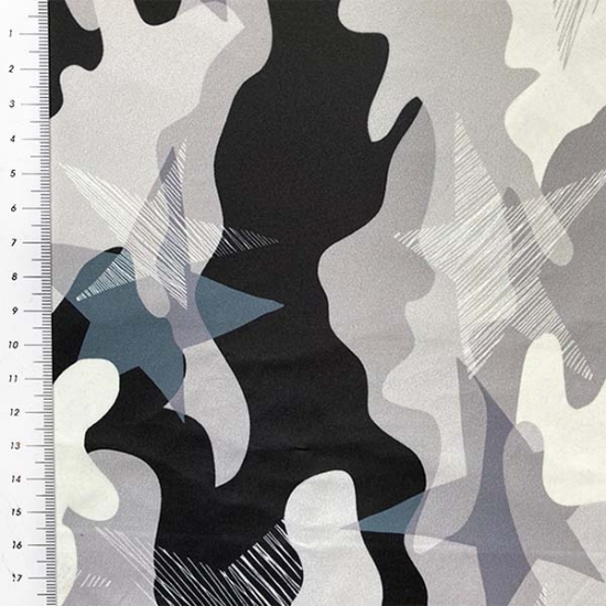 Outdoorstoff in grau mit einem Camouflagemuster.