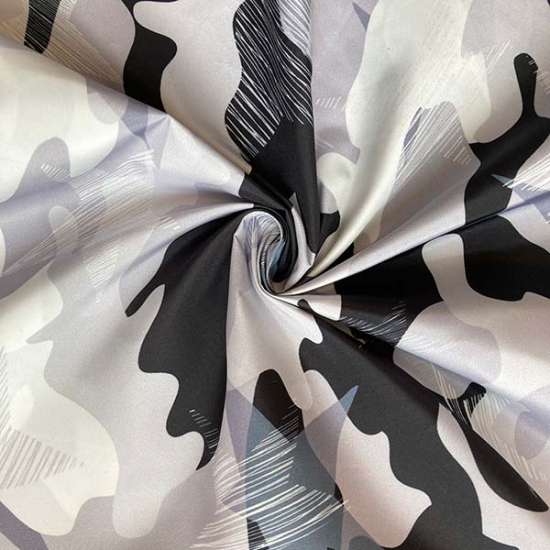 Outdoorstoff in grau mit einem Camouflagemuster.