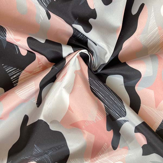 Outdoorstoff in rosa mit einem Camouflagemuster.