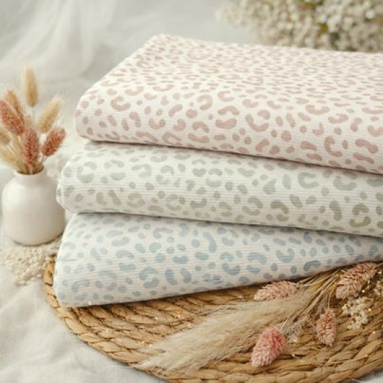 Superweicher Ribjersey aus Eigenproduktion in ecru mit Mini Leoprint in Salbei