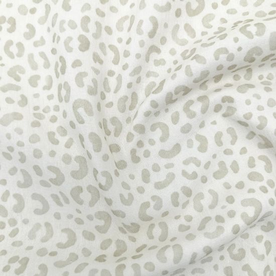 Weicher luftiger Musselin in ecru mit Mini Leoprint in Salbei gemustert