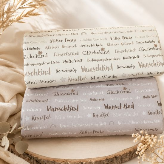Weicher Baumwolljersey in hellem Nougat mit Babywords gemustert