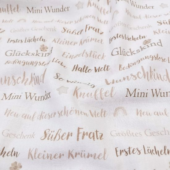 Weicher Mussellin ecru mit Herzensworten für Babys gemustert
