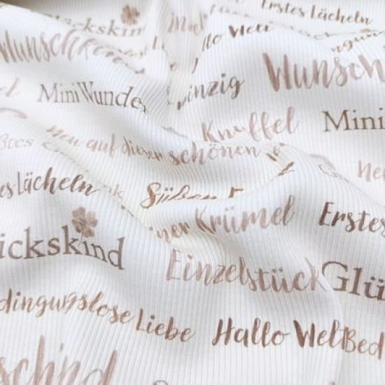 Weicher Ribjersey in zartnougat mit Herzensworten gemustert