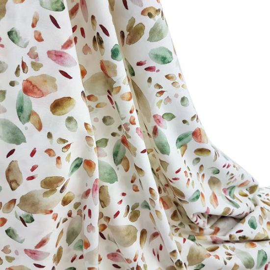 Family Fabrics in creme gemustert mit Farbstrichen in rost und senffarben im Digitaldruck