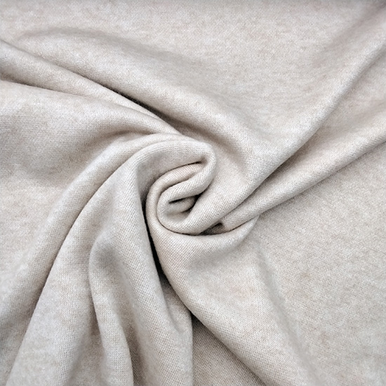 Weicher Strickstoff in Ecru. Ideal für kuschelige Pullover, Cardigans, Strickkleider, Muetzen oder auch Decken.