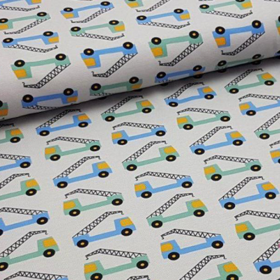 bio-baumwolljersey in grau mit aufdrucken von kranfahrzeugen mit massband links zur groesseneinordnung