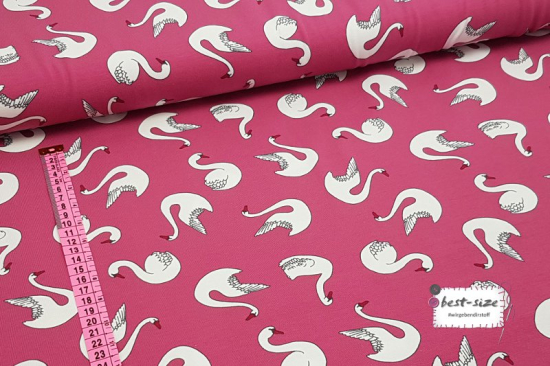 bio baumwolljersey in dunklen rosa mit weissen schwaenen mit massband links zur groesseneinordnung