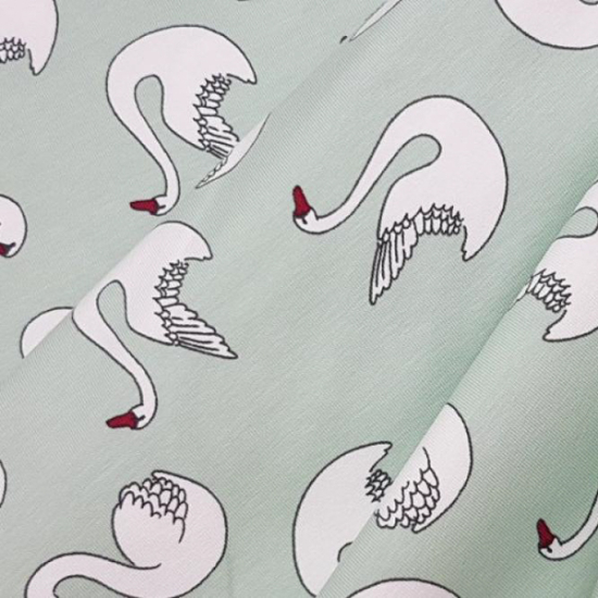 bio baumwolljersey in mintgruen mit weissen schwaenen geknuellt