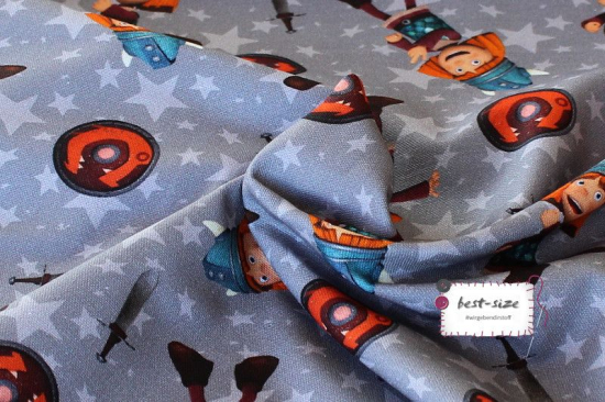 baumwollcanvas in grau gemustert mit sternen und motiven von wiki und die starken männer im digitaldruck