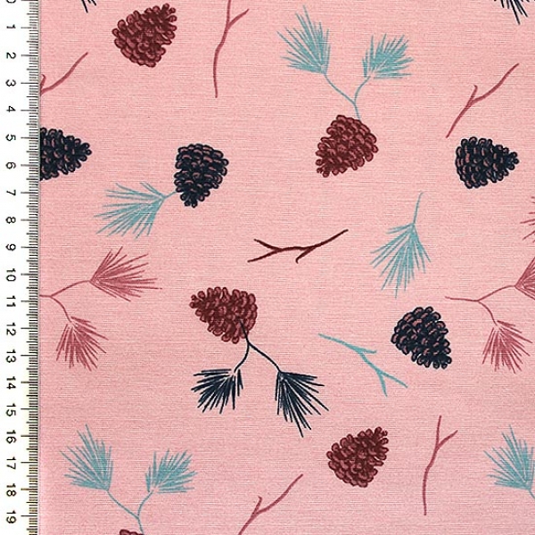 dekostoff in rosa gemustert mit bunten tannenzapfen, aesten und nadeln