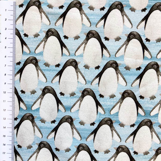 Weicher French Terry von Hilco gemustert mit kleinen Pinguinen in hellblau.
