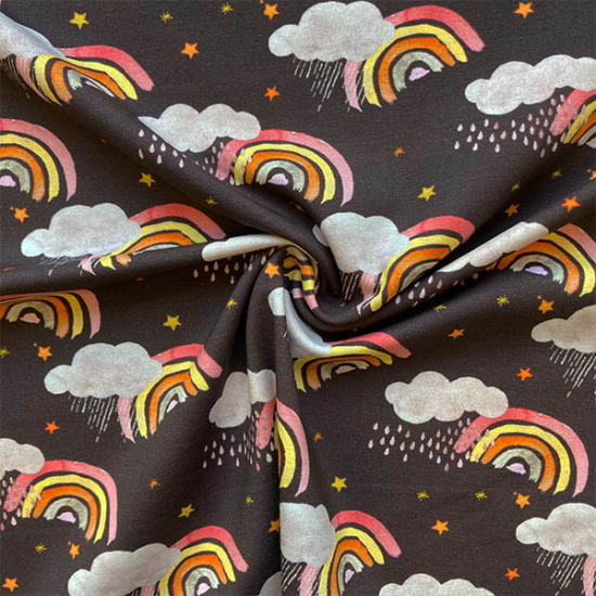 Baumwolljersey von Hilco in dunkelbraun mit Regenbogen gemustert.