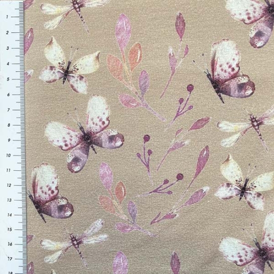 French Terry in beige mit schmetterlingen gemustert.