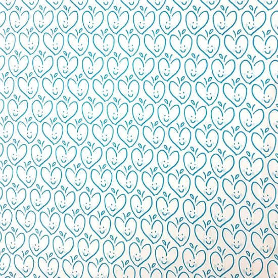 Baumwolljersey von HILCO blau gemustert mit apfelmotiven in herzform und gesichtern im digitaldruck