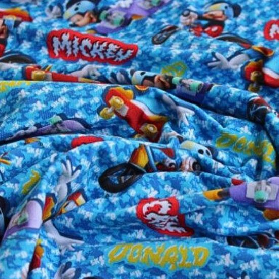 baumwolljersey in blau mit motiven von micky mouse und seinen freunden in racingstil