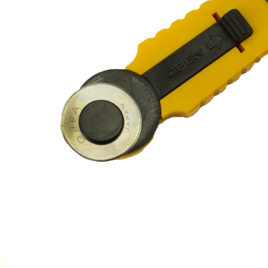 nahaufnahme von super mini rollschneider mit einem klingen durchmesse von 18mm