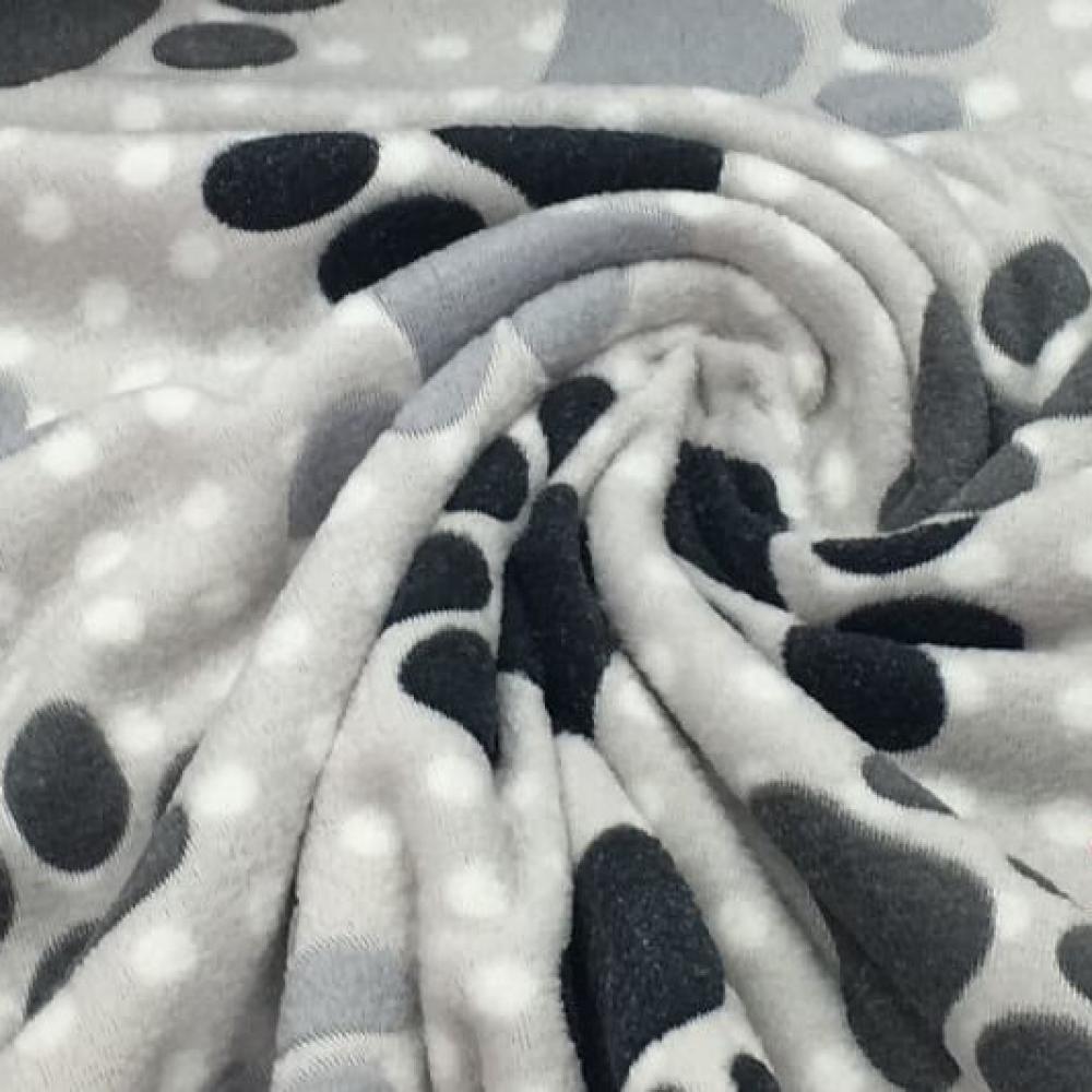 Wellness-Kuschelfleece mit bunten Pfoten gemustert auf einem grauen Hintergrund mit weißen Punkten