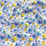 Leicht fallender Baumwollstoff in Flieder Farbtönen mit bunten Mini Elefanten gemustert