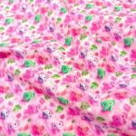 Leicht fallender Baumwollstoff in Rosa Farbtönen mit bunten Mini Elefanten gemustert