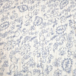 Weich fallender Musselin in offwhite mit romantischen Blumen gemustert