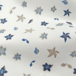 Leicht fallender Baumwollstoff in offwhite mit Streublumen gemustert