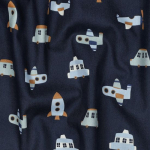 Leicht fallender Baumwollstoff in marine mit verschiedenen Fahr- und Flugzeugen gemustert