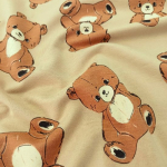 Weicher kuscheliger French Terry in Toffee mit niedlichen Teddys gemustert